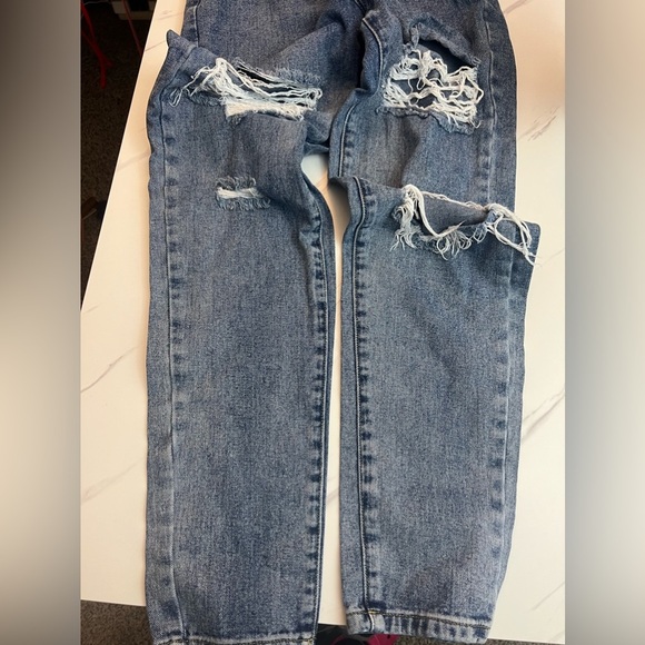 PRETTYLITTLETHING Mid Blue Ripped Mom Jeans - Picture 7 of 9